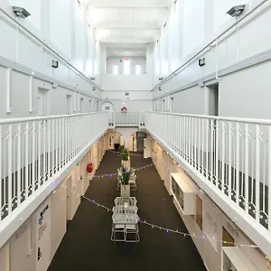 ジェイルハウス アコモデーション ホステル
